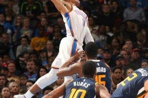  莫兰特闪电突破领衔灰熊青年军横扫马刺展锋芒