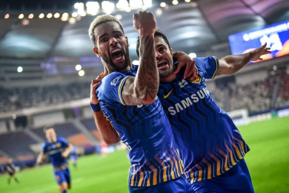  西汉姆联队长挺身而出世界波破门锁定胜局时刻