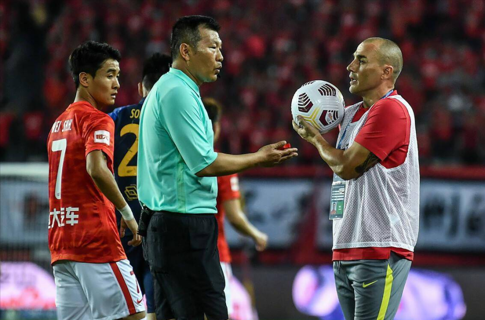 云博体育- 英超裁判判罚引争议，赛后讨论持续升温